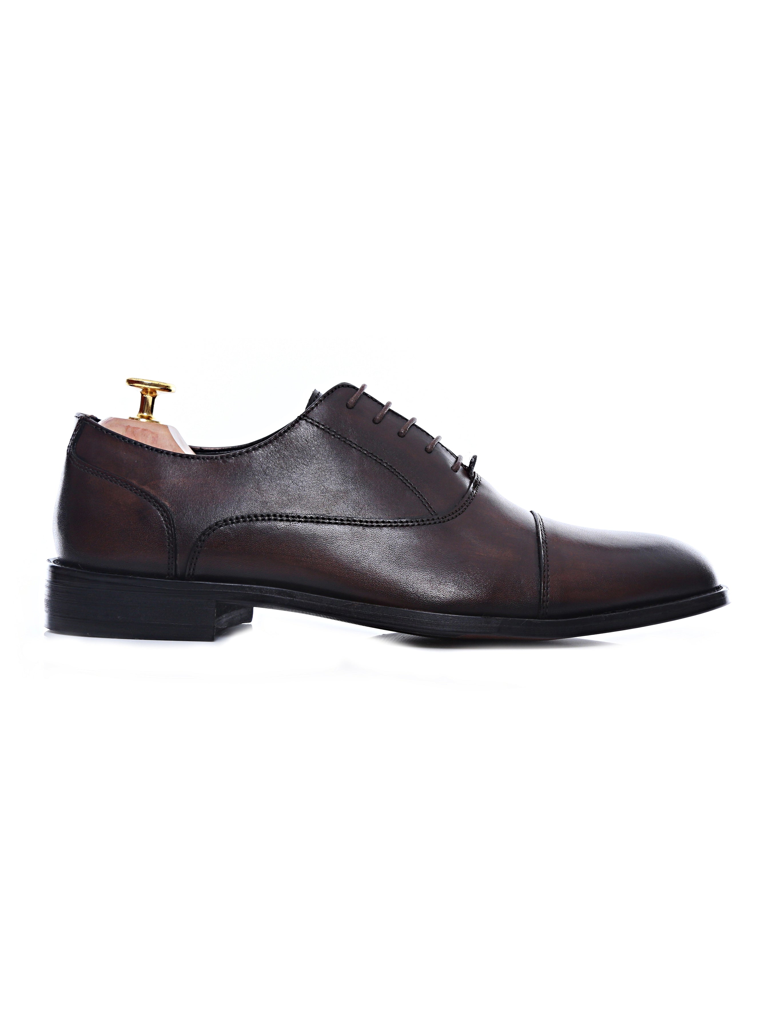 Men's brown leather oxford cap toe lace-up formal shoe with wooden shoe tree