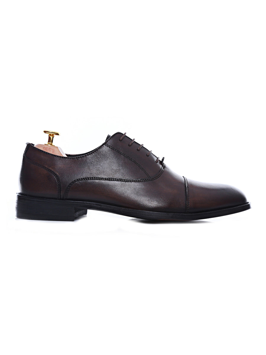Men's brown leather oxford cap toe lace-up formal shoe with wooden shoe tree
